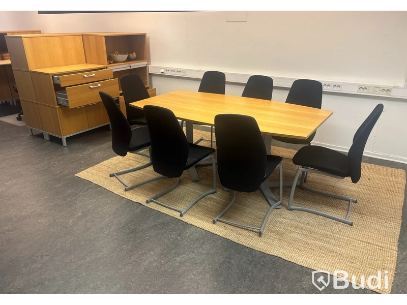 Konferensbord Kinnarps med 8 st. stolar och skåp.