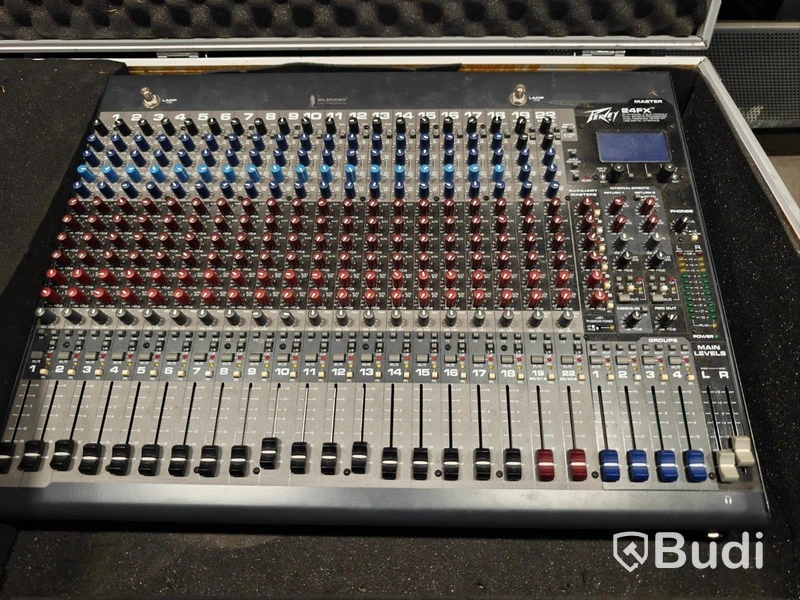 1 st, mixerbord Peavey 24FX.