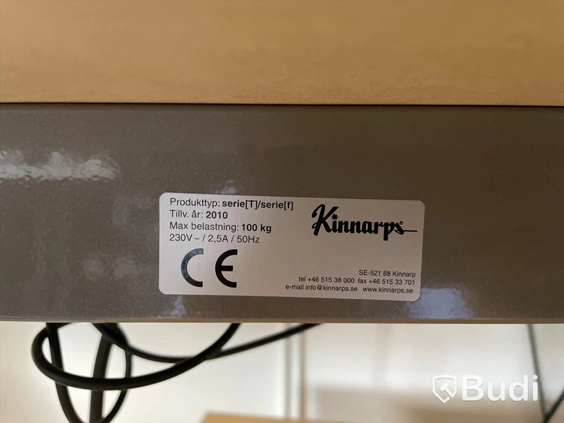 Höj- och sänkbart skrivbord trä