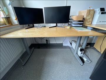 Höj- och sänkbart skrivbord trä