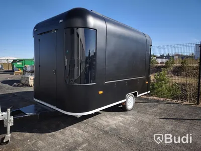 Foodtruck med serveringslucka, fläkt och arbetsytor, oanvänd