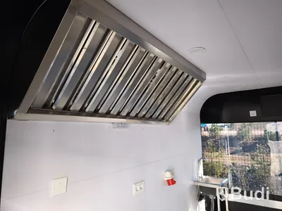 Foodtruck med serveringslucka, fläkt och arbetsytor, oanvänd