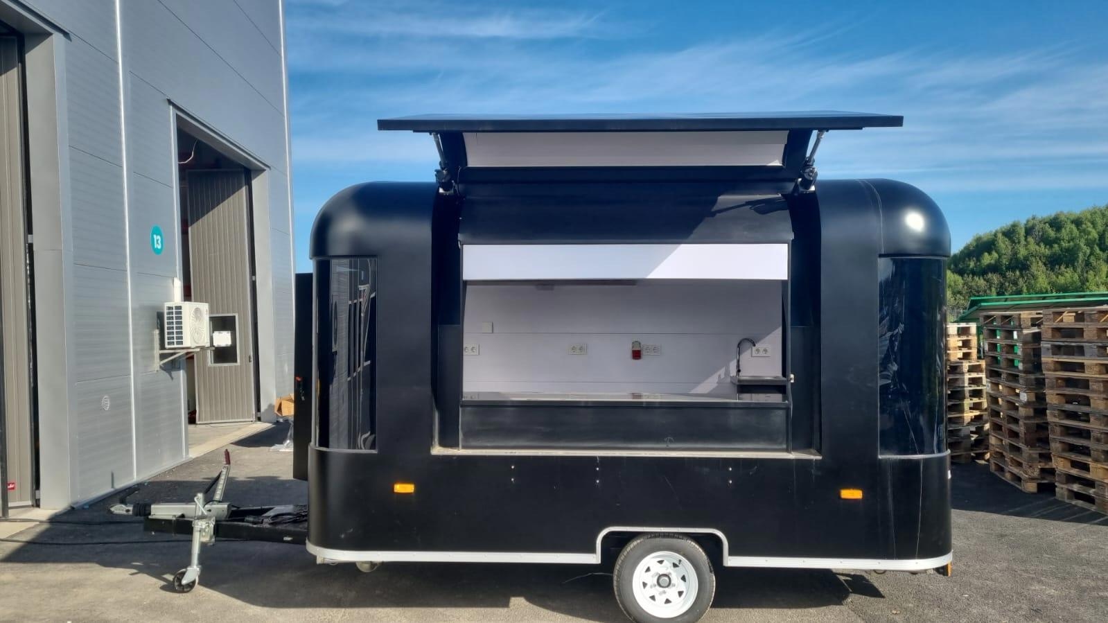 Foodtruck med serveringslucka, fläkt och arbetsytor, oanvänd