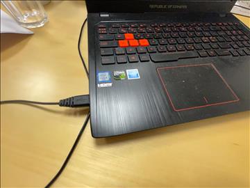 Asus bärbar dator speldator med något defekt skärm