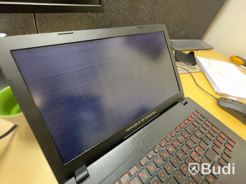 Asus bärbar dator speldator med något defekt skärm