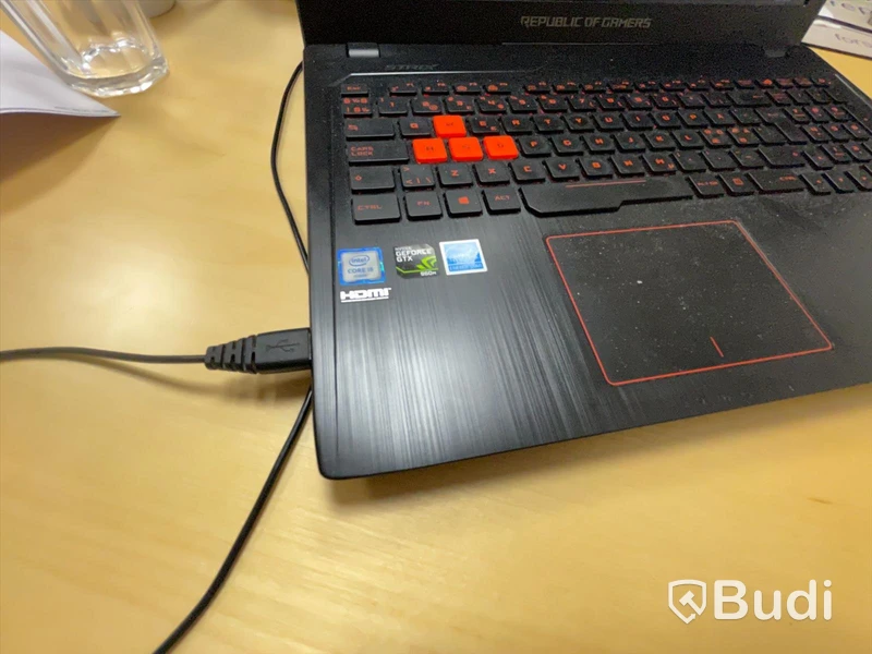 Asus bärbar dator speldator med något defekt skärm