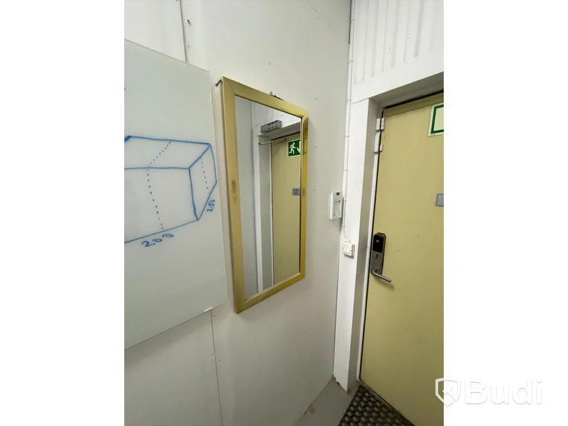Spegel med guldig ram
