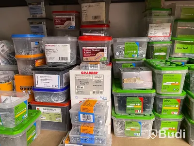 Större parti skruv och fästmaterial
