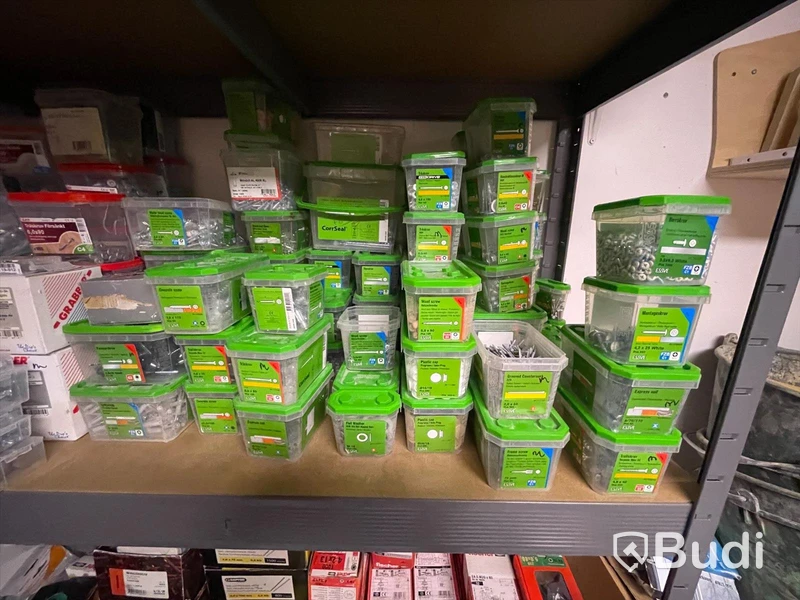 Större parti skruv och fästmaterial