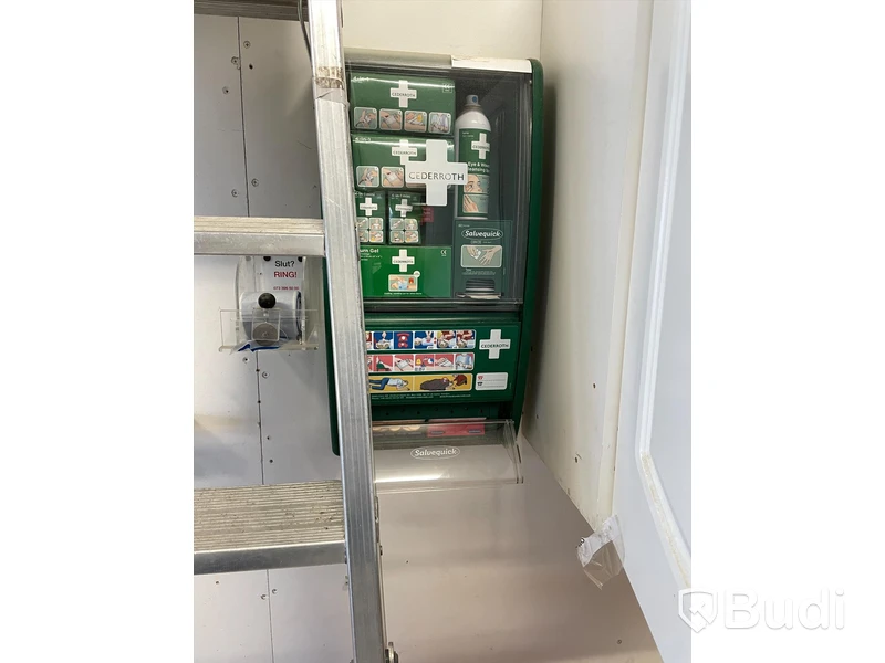 Väggmonterad förbandslåda
