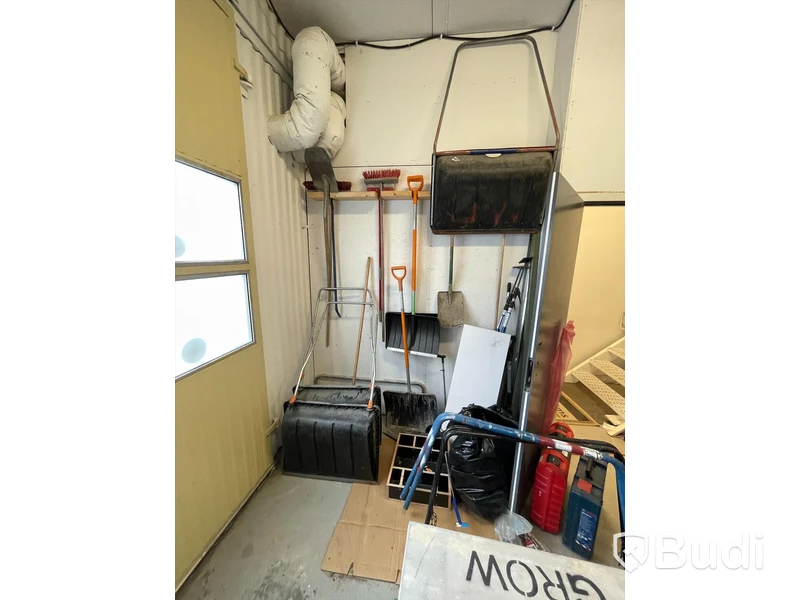 3st snöskyfflar, 2st mindre snöskyfflar samt div sopborstar m.m.