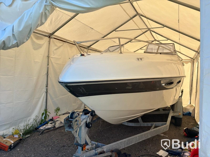 Motorbåt Fourwinns Sundowner 245 -1999 | Trailer & hamnkapell | 8,17 m