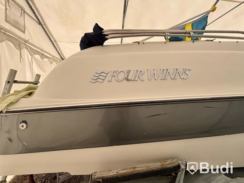 Motorbåt Fourwinns Sundowner 245 -1999 | Trailer & hamnkapell | 8,17 m