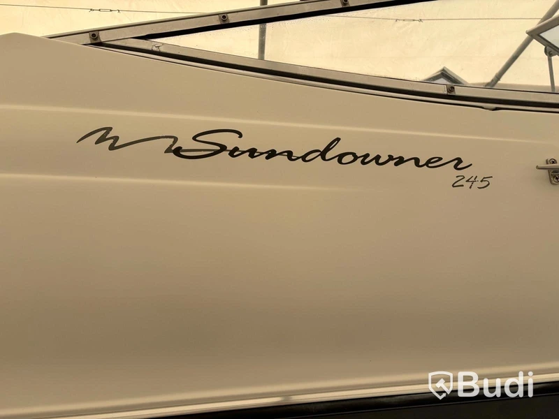 Motorbåt Fourwinns Sundowner 245 -1999 | Trailer & hamnkapell | 8,17 m