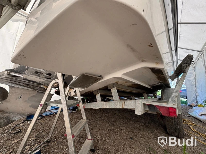 Motorbåt Fourwinns Sundowner 245 -1999 | Trailer & hamnkapell | 8,17 m