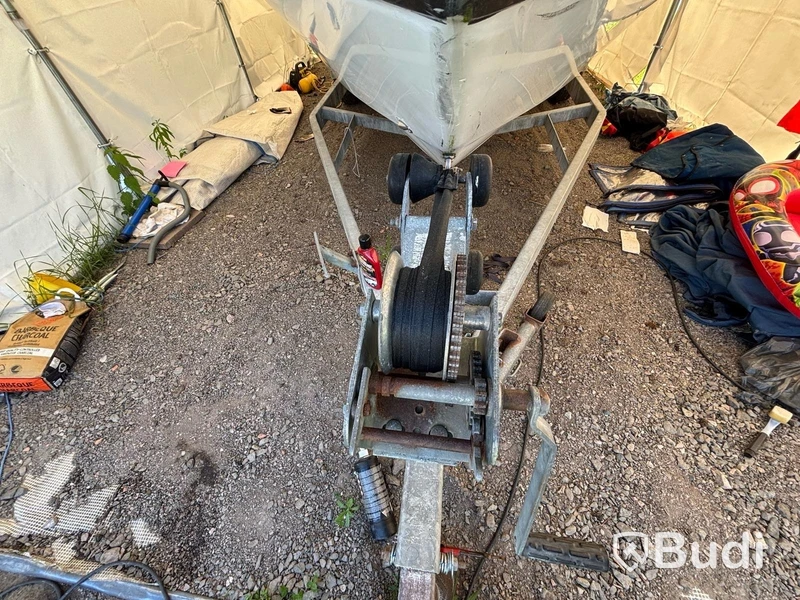 Motorbåt Fourwinns Sundowner 245 -1999 | Trailer & hamnkapell | 8,17 m