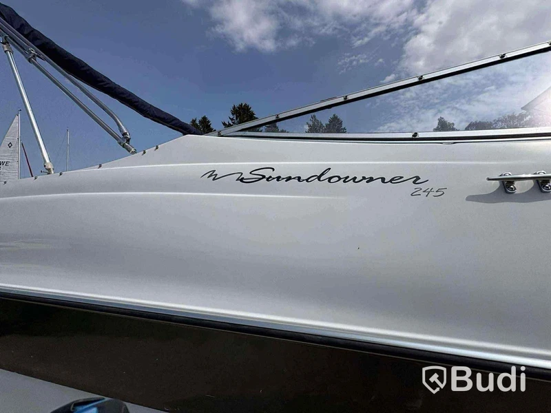 Motorbåt Fourwinns Sundowner 245 -1999 | Trailer & hamnkapell | 8,17 m