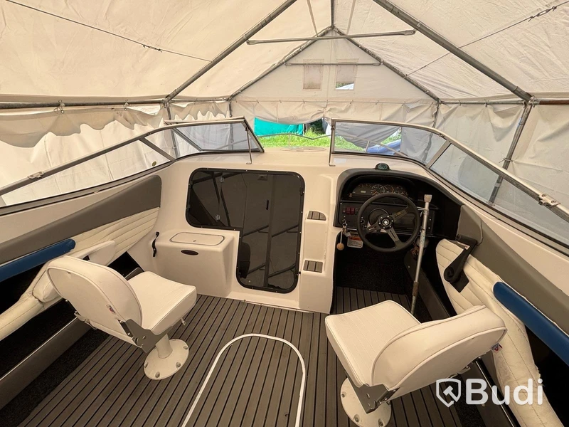 Motorbåt Fourwinns Sundowner 245 -1999 | Trailer & hamnkapell | 8,17 m