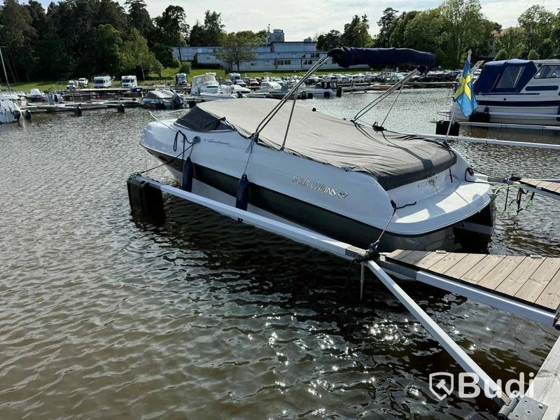 Motorbåt Fourwinns Sundowner 245 -1999 | Trailer & hamnkapell | 8,17 m