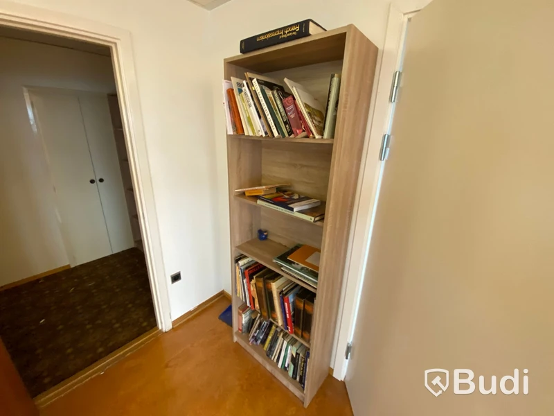 3st bokhyllor varav en med innehåll