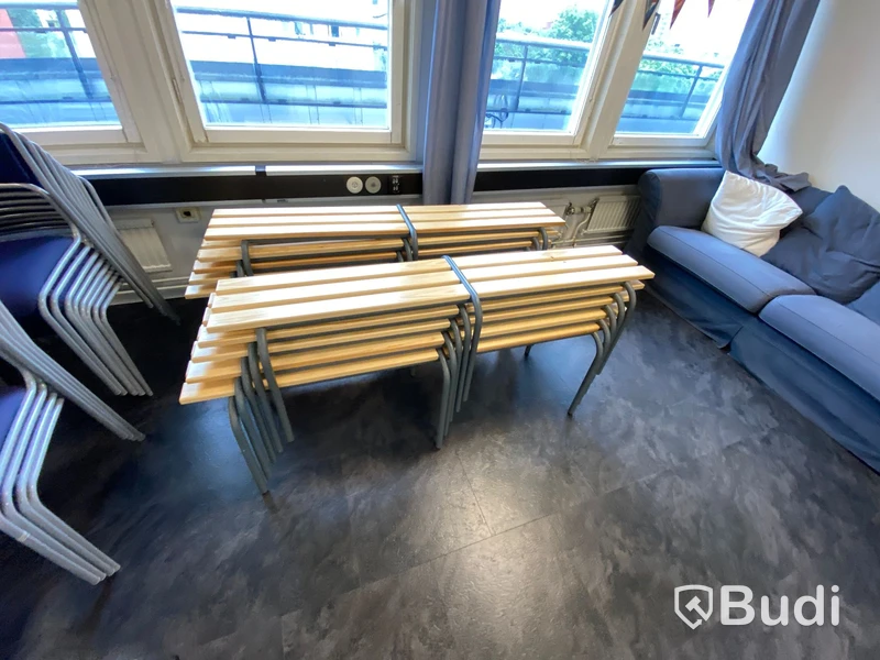 10st träbänkar med metalben