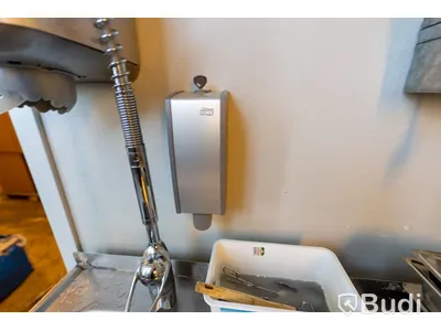 Tork, Pappersdispenser och tvåldispenser. Väggmonterade
