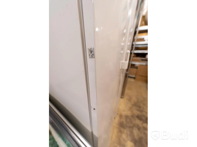 Kylskåp Electrolux. Fullhöjd. Skador på front. Innehåll ingår ej.