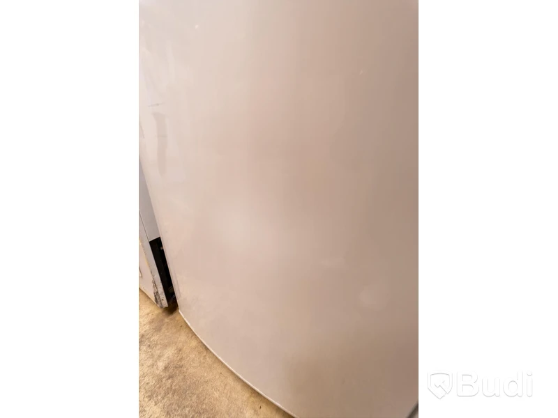 Kylskåp Electrolux. Fullhöjd. Skador på front. Innehåll ingår ej.