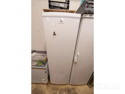Kylskåp Electrolux. Fullhöjd. Skador på front. Innehåll ingår ej.