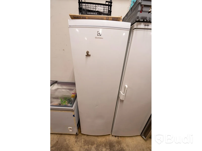 Kylskåp Electrolux. Fullhöjd. Skador på front. Innehåll ingår ej.
