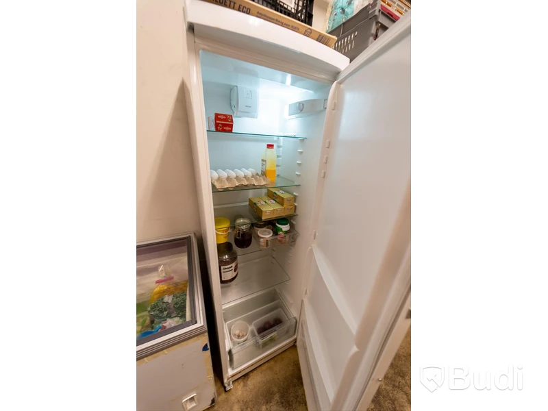 Kylskåp Electrolux. Fullhöjd. Skador på front. Innehåll ingår ej.