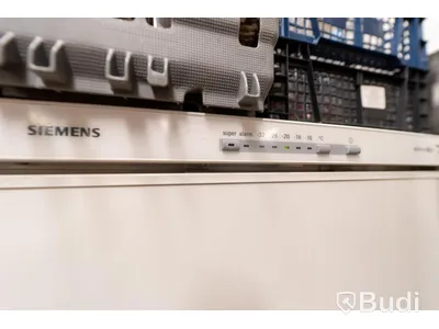 Frys Siemens. Fullhöjd. Skador på front. innehåll ingår ej.