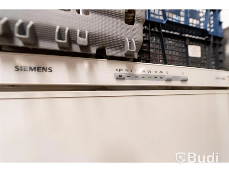 Frys Siemens. Fullhöjd. Skador på front. innehåll ingår ej.