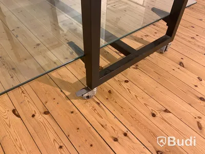 Butiksskepp med glashyllor och spjut på hjul
