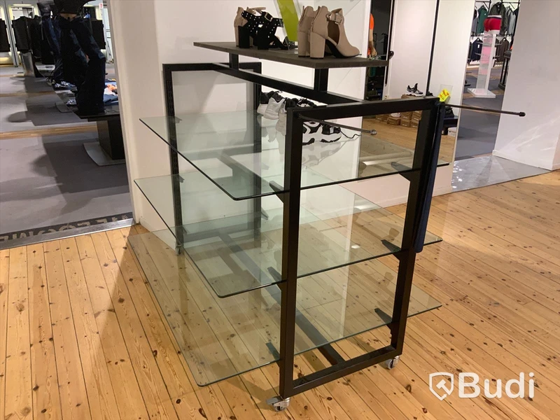 Butiksskepp med glashyllor och spjut på hjul