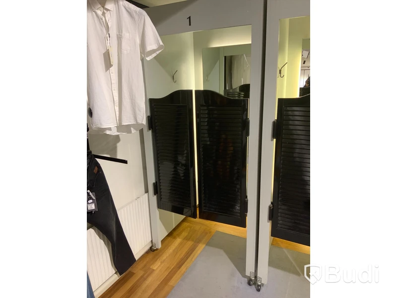 Omklädningbås på hjul med inbyggd belysning och svängdörrar och spegel