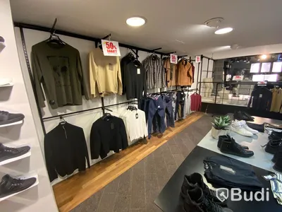 25 sektioner väggmonterad hyllsystem av Elfatyp med spjut och hänganordning