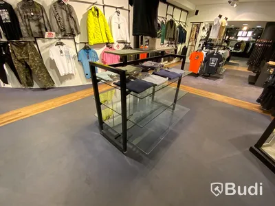 Butiksskepp med glashyllor och spjut
