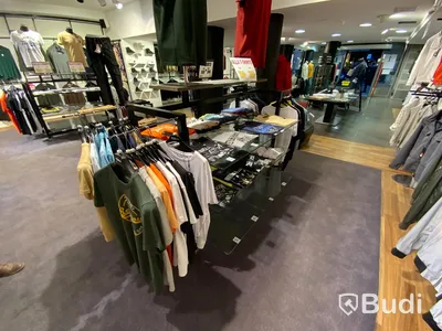 Butiksskepp med glashyllor och spjut