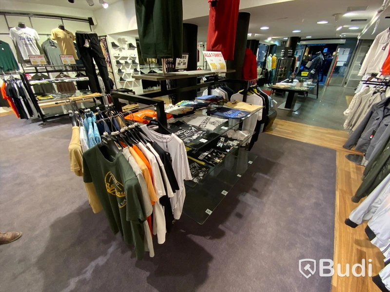 Butiksskepp med glashyllor och spjut