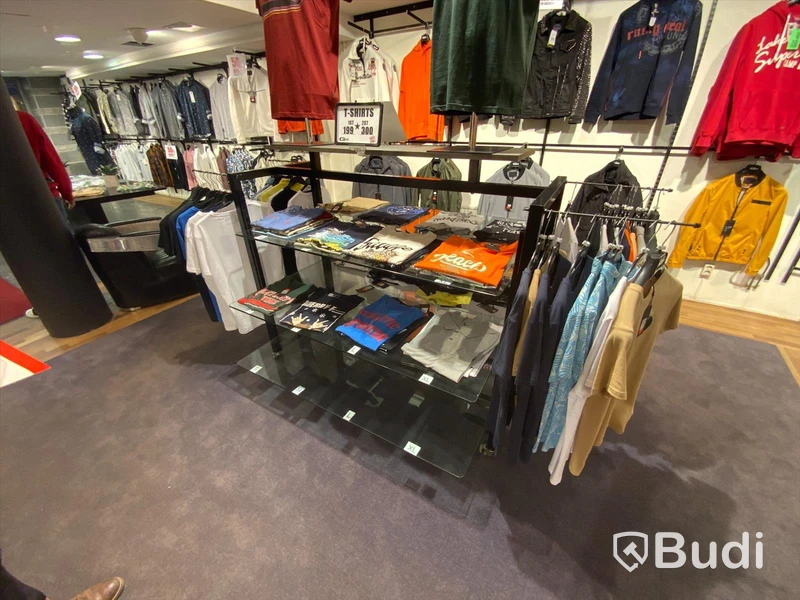 Butiksskepp med glashyllor och spjut
