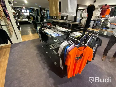 Butiksskepp med glashyllor och spjut