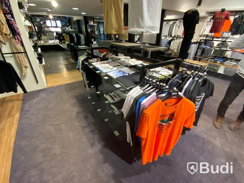 Butiksskepp med glashyllor och spjut