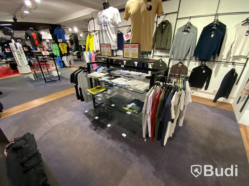 Butiksskepp med glashyllor och spjut