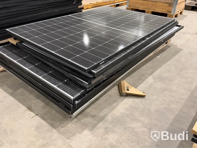 Stor mängd material för solenergi, bl.a. växelriktare, montagematerial m.m.