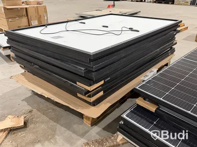 Stor mängd material för solenergi, bl.a. växelriktare, montagematerial m.m.