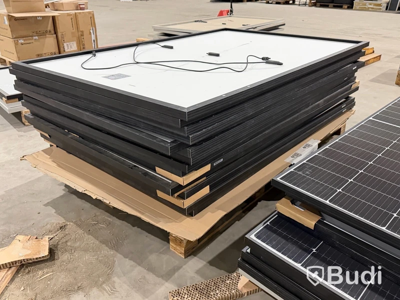 Stor mängd material för solenergi, bl.a. växelriktare, montagematerial m.m.