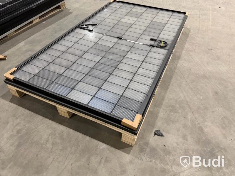 Stor mängd material för solenergi, bl.a. växelriktare, montagematerial m.m.
