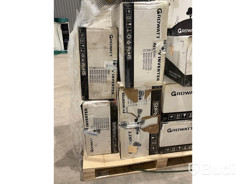 Stor mängd material för solenergi, bl.a. växelriktare, montagematerial m.m.