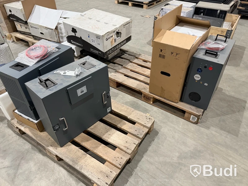 Stor mängd material för solenergi, bl.a. växelriktare, montagematerial m.m.